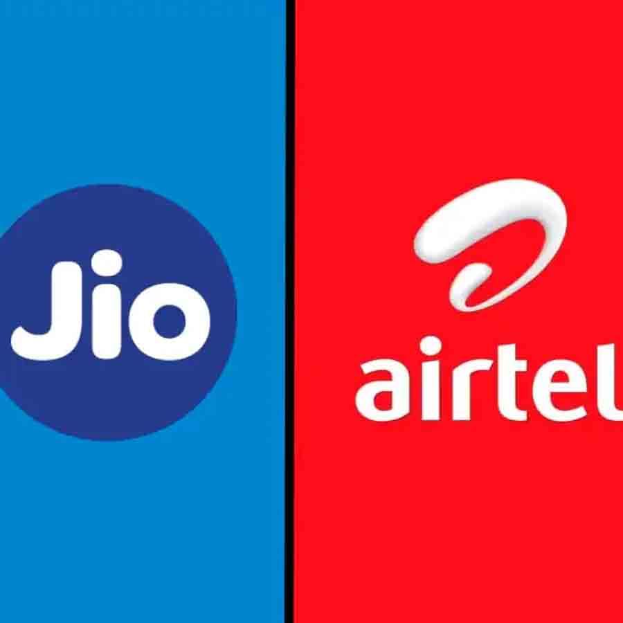 ಟೆಲಿಕಾಂ ಕ್ಷೇತ್ರದಲ್ಲಿ ಜಿಯೋ (Jio) ಹಾಗೂ ಏರ್ಟೆಲ್ (Airtel) ನಡುವೆ ಸಮರ ಮುಂದುವರೆಯುತ್ತಲೇ ಇದೆ. ನಂಬರ್ ಒನ್ ಪಟ್ಟಕ್ಕೇರಲು ಏರ್ಟೆಲ್ ಹರಸಾಹಸ ಪಡುತ್ತಿದ್ದು, ಹೊಸ ಹೊಸ ಆಕರ್ಷಕ ಪ್ಲಾನ್ ಗಳನ್ನು ಬಿಡುಗಡೆ ಮಾಡುತ್ತಿದೆ. ಜಿಯೋ ಕೂಡ ಎಂದಿನಂತೆ ಕಡಿಮೆ ಬೆಲೆಗೆ ಆಕರ್ಷಕ ಡೇಟಾ ಪ್ಲಾನ್ಗಳನ್ನು ಪರಿಚಯಿಸುತ್ತಿದೆ.