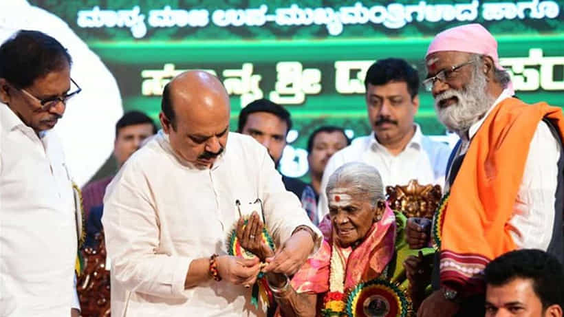 ಸಾಲುಮರದ ತಿಮ್ಮಕ್ಕಗೆ ಸಚಿವ ಸ್ಥಾನಮಾನ ಪ್ರಕಟಿಸಿದ ಮುಖ್ಯಮಂತ್ರಿ ಬಸವರಾಜ ಬೊಮ್ಮಾಯಿ