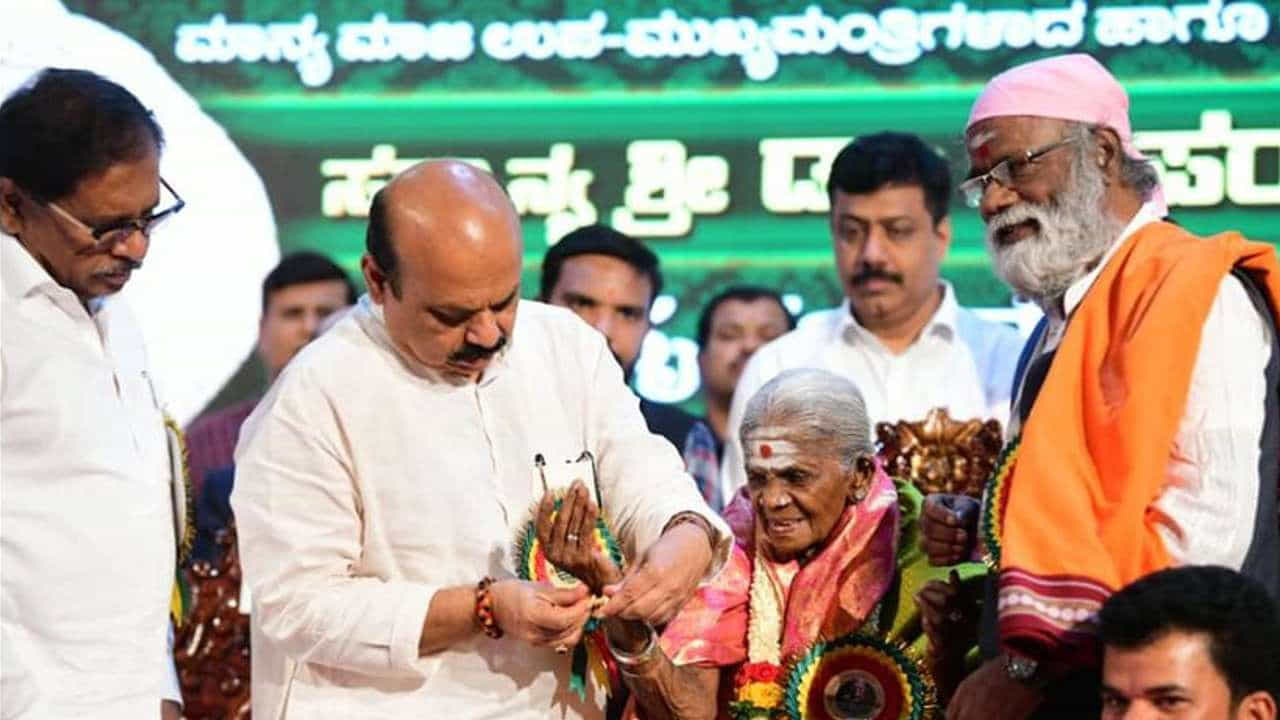 ಸಾಲುಮರದ ತಿಮ್ಮಕ್ಕಗೆ ಸಚಿವ ಸ್ಥಾನಮಾನ ಪ್ರಕಟಿಸಿದ ಮುಖ್ಯಮಂತ್ರಿ ಬಸವರಾಜ ಬೊಮ್ಮಾಯಿ ಸಾಲುಮರದ ತಿಮ್ಮಕ್ಕಗೆ ಸಚಿವ ಸ್ಥಾನಮಾನ ಪ್ರಕಟಿಸಿದ ಮುಖ್ಯಮಂತ್ರಿ ಬಸವರಾಜ ಬೊಮ್ಮಾಯಿ