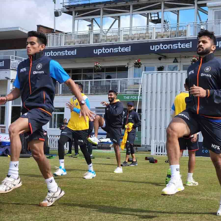 ಭಾರತ ಕ್ರಿಕೆಟ್ ತಂಡ (Indian Cricket Team) ಸದ್ಯ ಆಂಗ್ಲರ ನಾಡಿಗೆ ತೆರಳಿದ್ದು ಬಾಕಿ ಇರುವ ಒಂದು ಟೆಸ್ಟ್ ಪಂದ್ಯವನ್ನು ಆಡಲು ತಯಾರಿ ನಡೆಸುತ್ತಿದೆ. ಕಳೆದ ವರ್ಷ ಇಂಗ್ಲೆಂಡ್ (ENG vs IND) ಪ್ರವಾಸ ಬೆಳೆಸಿದ್ದಾಗ 5 ಪಂದ್ಯಗಳ ಟೆಸ್ಟ್ ಸರಣಿಯ ಪೈಕಿ ನಾಲ್ಕನ್ನು ಮಾತ್ರ ಆಡಿತ್ತು. ಇದೀಗ ಉಳಿದಿರುವ ಒಂದು ಪಂದ್ಯವನ್ನು ಈ ಪ್ರವಾಸದಲ್ಲಿ ಆಡಲಿದೆ.