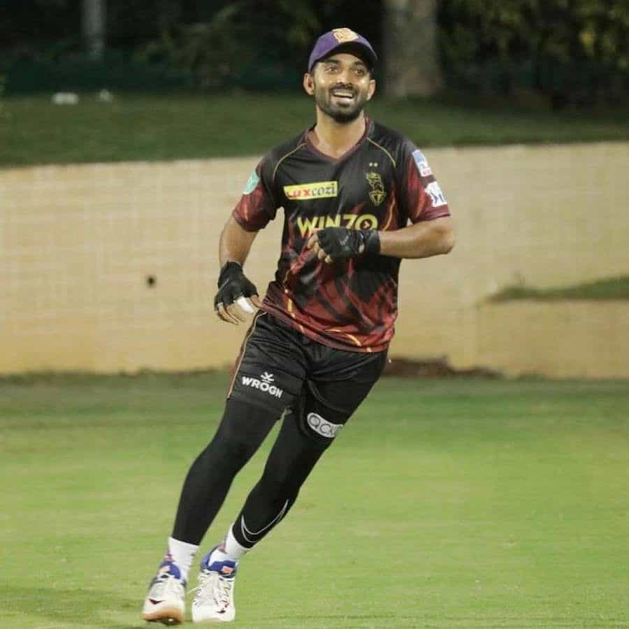 ಭಾರತದ ಅನುಭವಿ ಟೆಸ್ಟ್ ಬ್ಯಾಟ್ಸ್ಮನ್ಗಳಲ್ಲಿ ಒಬ್ಬರಾದ ಮತ್ತು ಮಾಜಿ ನಾಯಕ ಅಜಿಂಕ್ಯ ರಹಾನೆ ಇಂದು (ಜೂನ್ 6, 2022) 34 ನೇ ವರ್ಷಕ್ಕೆ ಕಾಲಿಟ್ಟಿದ್ದಾರೆ. ಮಹಾರಾಷ್ಟ್ರದ ಅಶ್ವಿ-ಕಡಿ ಗ್ರಾಮದಲ್ಲಿ ಜನಿಸಿದ ರಹಾನೆ ಮುಂಬೈ ಪರ ಸ್ಥಳೀಯ ಕ್ರಿಕೆಟ್ ಆಡುತ್ತಿದ್ದರು. ಅವರು ಮುಂಬೈನ ಡೊಂಬಿವಲಿಯಲ್ಲಿ ತಮ್ಮ ಕ್ರಿಕೆಟ್ ಜೀವನವನ್ನು ಪ್ರಾರಂಭಿಸಿ ನಂತರ ಟೀಮ್ ಇಂಡಿಯಾದ ಪ್ರಮುಖ ಸದಸ್ಯರಾದರು. ಕಳೆದ ವರ್ಷ ಟೀಂ ಇಂಡಿಯಾ ಆಸ್ಟ್ರೇಲಿಯಾವನ್ನು ಸೋಲಿಸಿ ಬಾರ್ಡರ್-ಗವಾಸ್ಕರ್ ಟ್ರೋಫಿ ಗೆದ್ದಾಗ ರಹಾನೆ ಭಾರತ ತಂಡದ ನಾಯಕರಾಗಿದ್ದರು.