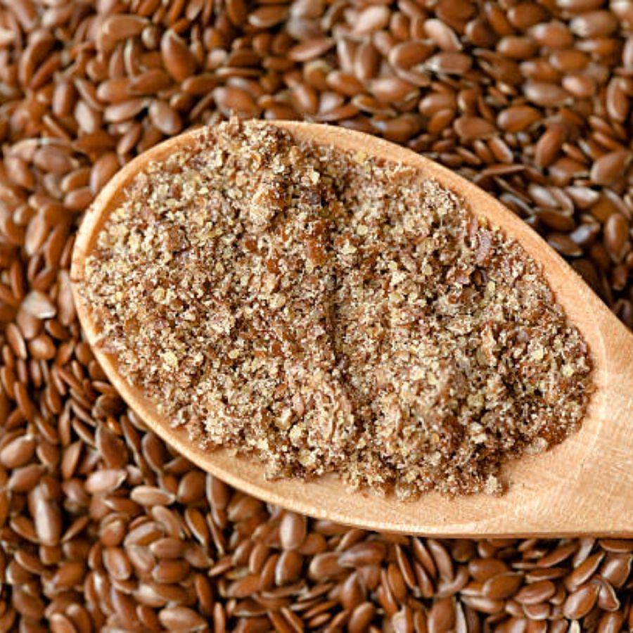 ನೀವು ಅಗಸೆ ಬೀಜಗಳನ್ನು ಸಂಪೂರ್ಣವಾಗಿ ಸೇವಿಸಿದಾಗ, ಅವು ನೇರವಾಗಿ
ಮಲದಿಂದ ಹೊರಬರುತ್ತವೆ. ಆ ಸಂದರ್ಭದಲ್ಲಿ ಈ ಬೀಜಗಳನ್ನು ಪೂರ್ತಿಯಾಗಿ
ತಿನ್ನದೆ ಪುಡಿ ರೂಪದಲ್ಲಿ ತಿನ್ನಬೇಕು. ಏಕೆಂದರೆ ನಿಮ್ಮ ಕರುಳು ಈ ಬೀಜಗಳ
ಹೊರ ಕವಚವನ್ನು
ಭೇದಿಸುವುದಿಲ್ಲ.