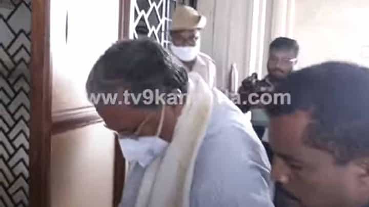 ಎಂದಿನಂತಿರದ ಸಿದ್ದರಾಮಯ್ಯ ವಿಧಾನಸಭೆ ಮೆಟ್ಟಿಲು ಹತ್ತುವಾಗ ಎಡವಿದರು! ಎಂದಿನಂತಿರದ ಸಿದ್ದರಾಮಯ್ಯ ವಿಧಾನಸಭೆ ಮೆಟ್ಟಿಲು ಹತ್ತುವಾಗ ಎಡವಿದರು!