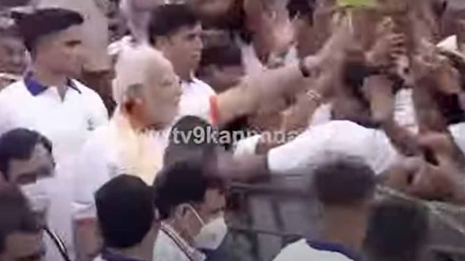 PM Modi in Mysuru: ಸೆಲ್ಫೀಗಾಗಿ ಮುಗಿಬಿದ್ದವರಿಗೆ ಪ್ರಧಾನಿ ನರೇಂದ್ರ ಮೋದಿ ನಿರಾಶೆಗೊಳಿಸಲಿಲ್ಲ PM Modi in Mysuru: ಸೆಲ್ಫೀಗಾಗಿ ಮುಗಿಬಿದ್ದವರಿಗೆ ಪ್ರಧಾನಿ ನರೇಂದ್ರ ಮೋದಿ ನಿರಾಶೆಗೊಳಿಸಲಿಲ್ಲ