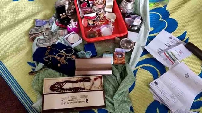 ಶುಕ್ರವಾರದಂದೆ ಅಕ್ರಮ ಭಾಗ್ಯಲಕ್ಷ್ಮಿ ಬೇಟೆ; ಅಧಿಕಾರಿಗಳ ನಿವಾಸದಲ್ಲಿ ಪತ್ತೆಯಾಯ್ತಾ ಕಂತೆ ಕಂತೆ ನೋಟು, pwd ಅಧೀಕ್ಷಕನ ಮನೆಯ ಬಾತ್ರೂಮ್ನಲ್ಲಿ 5 ಲಕ್ಷ ಪತ್ತೆ ಶುಕ್ರವಾರದಂದೆ ಅಕ್ರಮ ಭಾಗ್ಯಲಕ್ಷ್ಮಿ ಬೇಟೆ; ಅಧಿಕಾರಿಗಳ ನಿವಾಸದಲ್ಲಿ ಪತ್ತೆಯಾಯ್ತಾ ಕಂತೆ ಕಂತೆ ನೋಟು, pwd ಅಧೀಕ್ಷಕನ ಮನೆಯ ಬಾತ್ರೂಮ್ನಲ್ಲಿ 5 ಲಕ್ಷ ಪತ್ತೆ