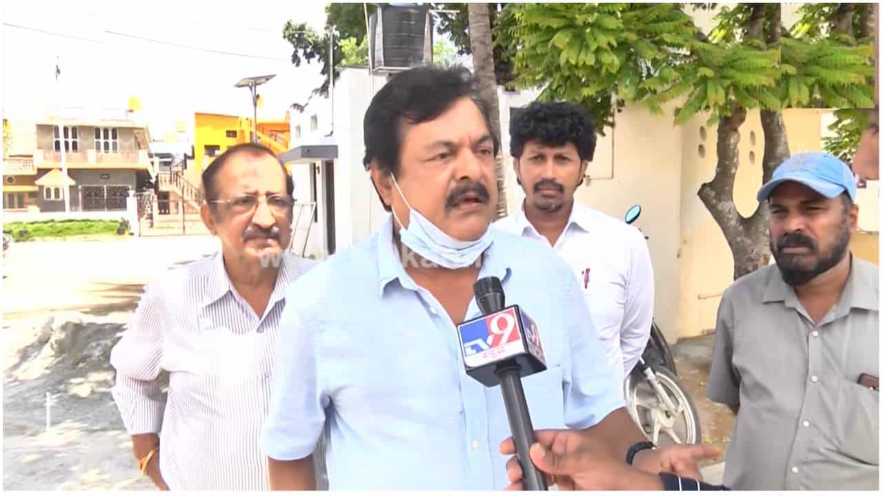 Jai Jagadeesh: ವ್ಯಕ್ತಿ ಮೇಲೆ ಹಲ್ಲೆ ಆರೋಪ: ಪೊಲೀಸ್ ಠಾಣೆಗೆ ಬಂದ ನಟ ಜೈ ಜಗದೀಶ್; ಇಲ್ಲಿದೆ ಘಟನೆಯ ವಿವರ Jai Jagadeesh: ವ್ಯಕ್ತಿ ಮೇಲೆ ಹಲ್ಲೆ ಆರೋಪ: ಪೊಲೀಸ್ ಠಾಣೆಗೆ ಬಂದ ನಟ ಜೈ ಜಗದೀಶ್; ಇಲ್ಲಿದೆ ಘಟನೆಯ ವಿವರ