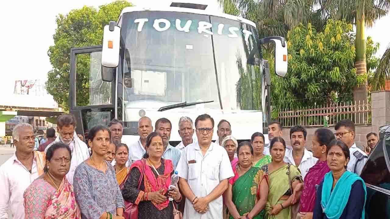 Agnipath Protest Effect: ಕಾಶಿ ದರ್ಶನಕ್ಕೆ ಹೋಗಿ ವಾಪಸ್ ಬರಲು ಪರದಾಡುತ್ತಿದ್ದ ಯಾತ್ರಿಕರಿಗೆ ಬಸ್ ವ್ಯವಸ್ಥೆ ಮಾಡಿದ ಮಂಡ್ಯ ಜಿಲ್ಲಾಡಳಿತ Agnipath Protest Effect: ಕಾಶಿ ದರ್ಶನಕ್ಕೆ ಹೋಗಿ ವಾಪಸ್ ಬರಲು ಪರದಾಡುತ್ತಿದ್ದ ಯಾತ್ರಿಕರಿಗೆ ಬಸ್ ವ್ಯವಸ್ಥೆ ಮಾಡಿದ ಮಂಡ್ಯ ಜಿಲ್ಲಾಡಳಿತ