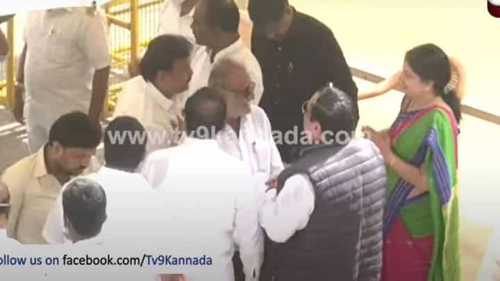 ರೆಸಾರ್ಟ್ ನಿಂದ ವಿಧಾನ ಸೌಧಕ್ಕೆ ಆಗಮಿಸಿದ ಜೆಡಿ(ಎಸ್) ಶಾಸಕರನ್ನು ಅನಿತಾ ಕುಮಾರಸ್ವಾಮಿ ಬರಮಾಡಿಕೊಂಡರು ರೆಸಾರ್ಟ್ ನಿಂದ ವಿಧಾನ ಸೌಧಕ್ಕೆ ಆಗಮಿಸಿದ ಜೆಡಿ(ಎಸ್) ಶಾಸಕರನ್ನು ಅನಿತಾ ಕುಮಾರಸ್ವಾಮಿ ಬರಮಾಡಿಕೊಂಡರು