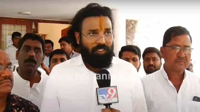 ಹಬ್ಬಕ್ಕೆ ಮೊದಲು ಖಾಸಗಿ ಬಸ್​ಗಳಿಂದ ಪ್ರಯಾಣಿಕರ ಸುಲಿಗೆ: ಟ್ವೀಟ್​ನಲ್ಲಿ ಎಚ್ಚರಿಸಿದ ಸಾರಿಗೆ ಸಚಿವ ಶ್ರೀರಾಮುಲು, ಲೇಟ್ ಆಯ್ತು ಎಂದ ಜನರು
