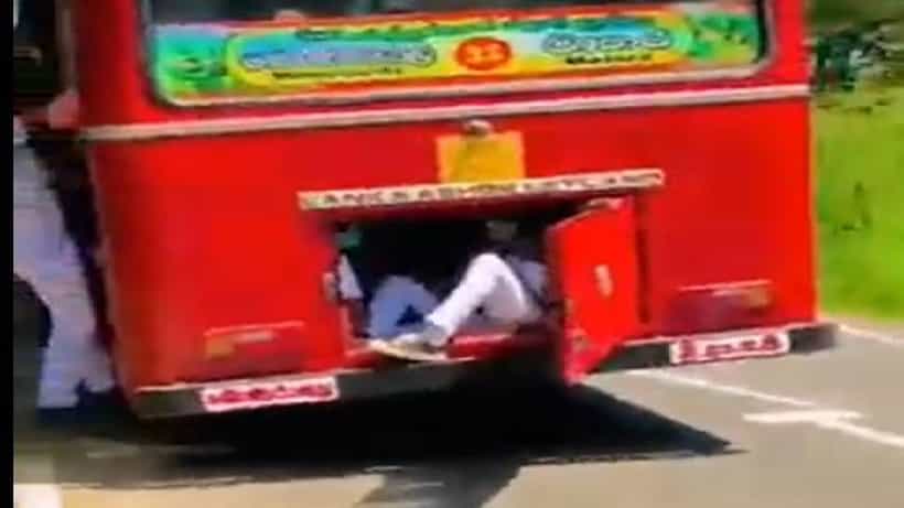 ಶ್ರೀಲಂಕಾ: ಬಸ್ ಒಳಗೆ ಜಾಗ ಇಲ್ಲ ಅಂತ ವಿದ್ಯಾರ್ಥಿಗಳು ಎಲ್ಲೆಲ್ಲಿ ಕೂತು ಪ್ರಯಾಣಿಸುತ್ತಿದ್ದಾರೆ ನೋಡಿ