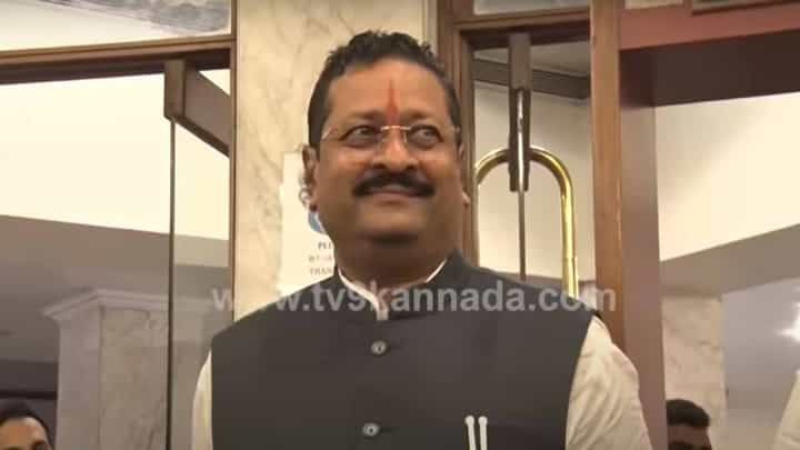 ನಿಮ್ ಜೊತಿ ಮಾತಾಡದೇ ಬ್ಯಾಡ, ನಾ ಹೇಳಾದೊಂದು ನೀವ್ ಬರ್ಯಾದು ಮತ್ತೊಂದು ಅಂದರು ಯತ್ನಾಳ್ ನಿಮ್ ಜೊತಿ ಮಾತಾಡದೇ ಬ್ಯಾಡ, ನಾ ಹೇಳಾದೊಂದು ನೀವ್ ಬರ್ಯಾದು ಮತ್ತೊಂದು ಅಂದರು ಯತ್ನಾಳ್