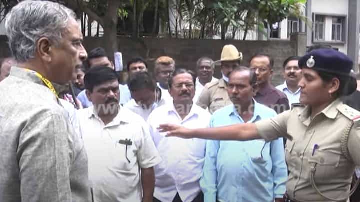 ಮಾತಿನ ಭರದಲ್ಲಿ ‘ಯಾವನ್ರೀ ಅವನು ಡಿಸಿ?’ ಅಂದುಬಿಟ್ಟರು ಹಿರಿಯ ರಾಜಕಾರಣಿ ಬಸವರಾಜ ಹೊರಟ್ಟಿ ಮಾತಿನ ಭರದಲ್ಲಿ ‘ಯಾವನ್ರೀ ಅವನು ಡಿಸಿ?’ ಅಂದುಬಿಟ್ಟರು ಹಿರಿಯ ರಾಜಕಾರಣಿ ಬಸವರಾಜ ಹೊರಟ್ಟಿ
