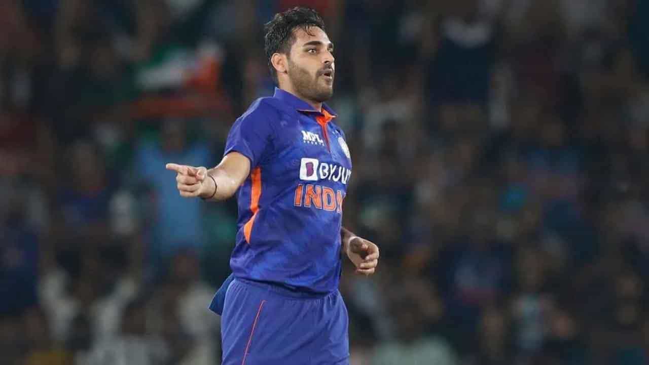 IRE vs IND: ಪವರ್ಪ್ಲೇಯಲ್ಲಿ ಪವರ್ಫುಲ್ ಬೌಲಿಂಗ್; ಟಿ20 ಕ್ರಿಕೆಟ್ನಲ್ಲಿ ಭುವಿ ಈಗ ನಂ.1 ಬೌಲರ್..! IRE vs IND: ಪವರ್ಪ್ಲೇಯಲ್ಲಿ ಪವರ್ಫುಲ್ ಬೌಲಿಂಗ್; ಟಿ20 ಕ್ರಿಕೆಟ್ನಲ್ಲಿ ಭುವಿ ಈಗ ನಂ.1 ಬೌಲರ್..!