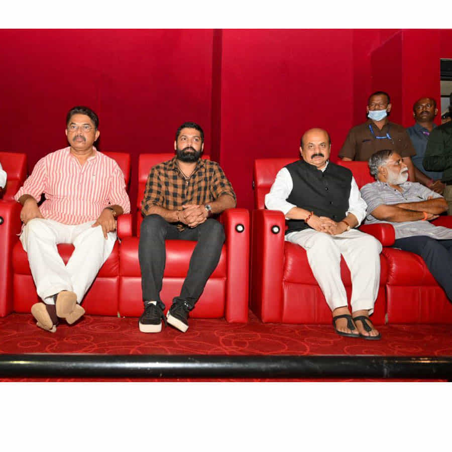 ‘777 ಚಾರ್ಲಿ’ ಸಿನಿಮಾ ಜೂನ್ 10ರಂದು ರಿಲೀಸ್ ಆಗಿ ಎಲ್ಲ ಕಡೆಗಳಿಂದ ಮೆಚ್ಚುಗೆ ಪಡೆದುಕೊಳ್ಳುತ್ತಿದೆ. ಈಗ ಚಿತ್ರವನ್ನು ಮುಖ್ಯಮಂತ್ರಿ ಬಸವರಾಜ ಬೊಮ್ಮಾಯಿ ಅವರು ವೀಕ್ಷಿಸಿದ್ದಾರೆ. ಇದರಿಂದ ಚಿತ್ರಕ್ಕೆ ಮತ್ತಷ್ಟು ಬಲ ಸಿಕ್ಕಂತೆ ಆಗಿದೆ.
