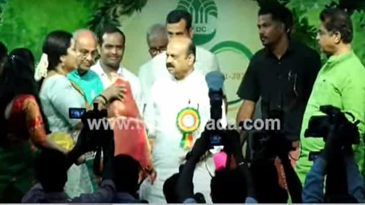 ಅರಣ್ಯ ಇಲಾಖೆಯ ಸುವರ್ಣ ಮಹೋತ್ಸವ ಕಾರ್ಯಕ್ರಮದಲ್ಲಿ ಸಿಎಮ್ ಬೊಮ್ಮಾಯಿ ತಾರಾ ವಿರುದ್ಧ ಸಿಡಿಮಿಡಿಗೊಂಡರು ಅರಣ್ಯ ಇಲಾಖೆಯ ಸುವರ್ಣ ಮಹೋತ್ಸವ ಕಾರ್ಯಕ್ರಮದಲ್ಲಿ ಸಿಎಮ್ ಬೊಮ್ಮಾಯಿ ತಾರಾ ವಿರುದ್ಧ ಸಿಡಿಮಿಡಿಗೊಂಡರು