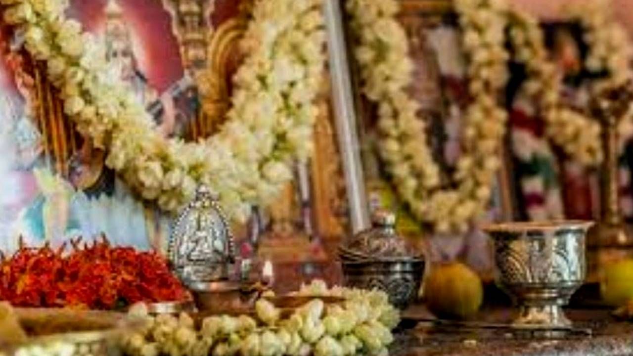 ಮನೆಯಲ್ಲಿ ನೆಮ್ಮದಿ ಕಾಣಬೇಕೆಂದರೆ ನಿಮ್ಮ ದೇವರ ಕೋಣೆಯಲ್ಲಿ ಈ ಫೋಟೋಗಳು ಇಡಬೇಡಿ! ಮನೆಯಲ್ಲಿ ನೆಮ್ಮದಿ ಕಾಣಬೇಕೆಂದರೆ ನಿಮ್ಮ ದೇವರ ಕೋಣೆಯಲ್ಲಿ ಈ ಫೋಟೋಗಳು ಇಡಬೇಡಿ!