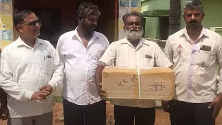 ಮಂಡ್ಯದ ಆರೆಸ್ಸೆಸ್ ಕಾರ್ಯಕರ್ತರು ಸಿದ್ದರಾಮಯ್ಯನವರಿಗೆ ಚೆಡ್ಡಿಗಳನ್ನು ಪಾರ್ಸೆಲ್ ಮೂಲಕ ಕಳಿಸಿದ್ದಾರೆ ಮಂಡ್ಯದ ಆರೆಸ್ಸೆಸ್ ಕಾರ್ಯಕರ್ತರು ಸಿದ್ದರಾಮಯ್ಯನವರಿಗೆ ಚೆಡ್ಡಿಗಳನ್ನು ಪಾರ್ಸೆಲ್ ಮೂಲಕ ಕಳಿಸಿದ್ದಾರೆ