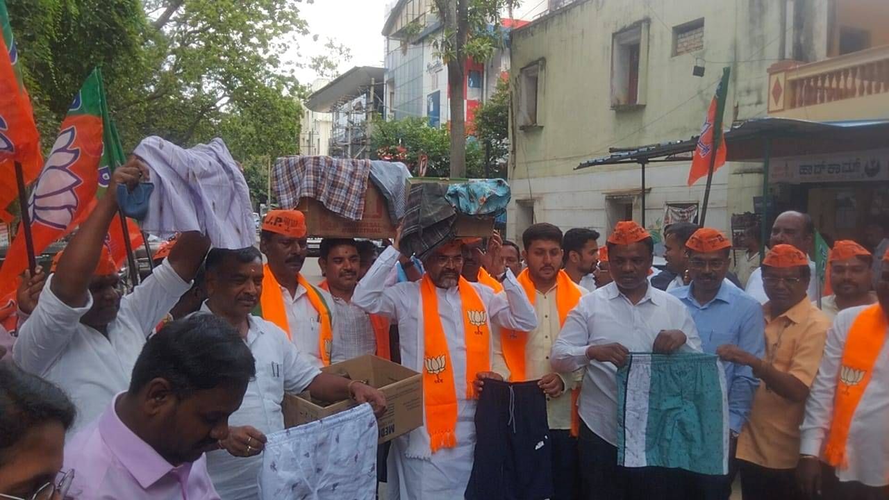 ಬಿಜೆಪಿಯಿಂದ ಚಡ್ಡಿ ಅಭಿಯಾನ; ಚಡ್ಡಿ ಹಿಡಿದು ಸಿದ್ದರಾಮಯ್ಯ ಮನೆ ಕಡೆಗೆ ಬಂದ MLC ಛಲವಾದಿ ನಾರಾಯಣಸ್ವಾಮಿ ಬಿಜೆಪಿಯಿಂದ ಚಡ್ಡಿ ಅಭಿಯಾನ; ಚಡ್ಡಿ ಹಿಡಿದು ಸಿದ್ದರಾಮಯ್ಯ ಮನೆ ಕಡೆಗೆ ಬಂದ MLC ಛಲವಾದಿ ನಾರಾಯಣಸ್ವಾಮಿ