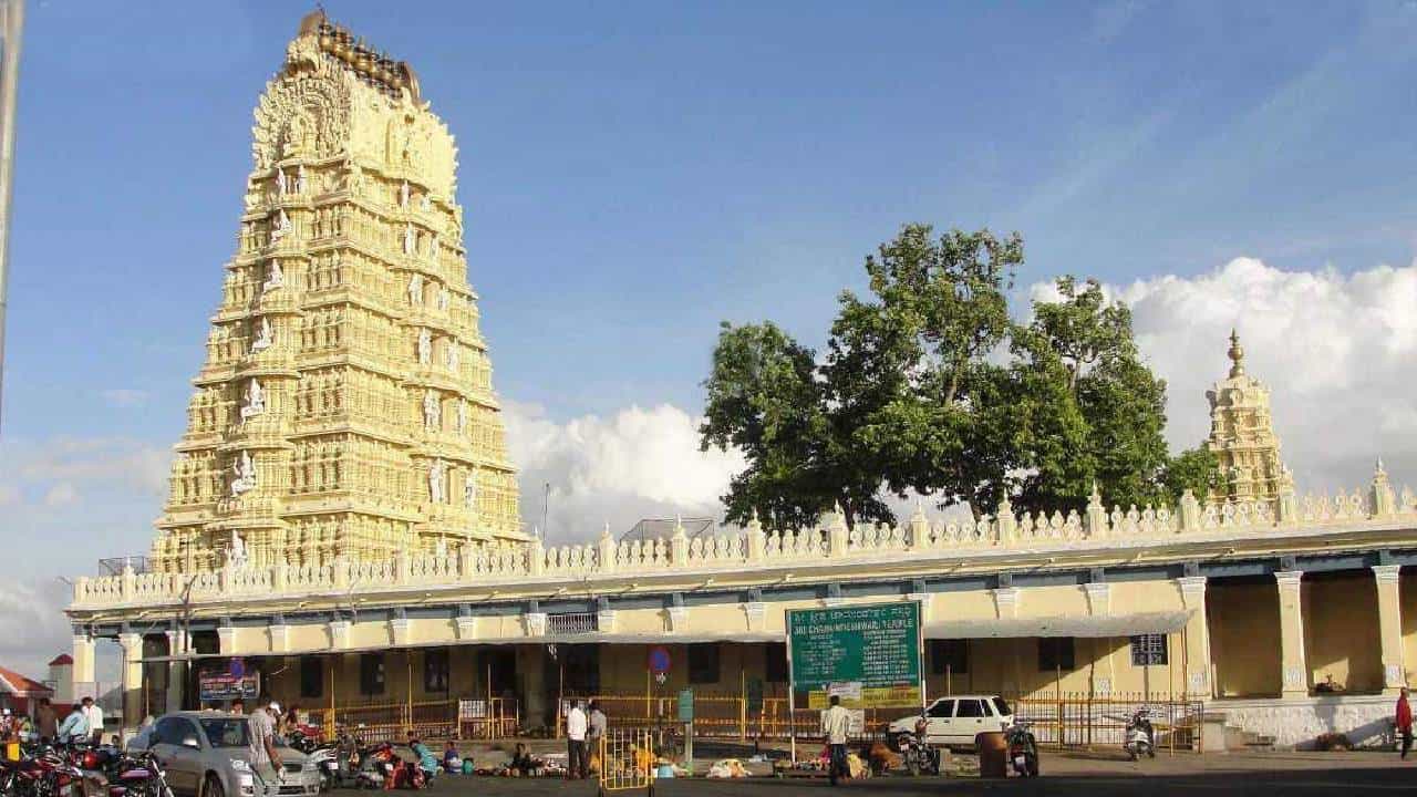 ಚಾಮುಂಡೇಶ್ವರಿ ದೇವಿಯ ಆಷಾಢ ಮಾಸದ ವಿಶೇಷ ಪೂಜೆಗೆ ಬರುವ ಭಕ್ತರಿಗೆ ಕೊರೊನಾ 2ನೇ ಡೋಸ್, ನೆಗೆಟಿವ್ ವರದಿ ಕಡ್ಡಾಯ ಚಾಮುಂಡೇಶ್ವರಿ ದೇವಿಯ ಆಷಾಢ ಮಾಸದ ವಿಶೇಷ ಪೂಜೆಗೆ ಬರುವ ಭಕ್ತರಿಗೆ ಕೊರೊನಾ 2ನೇ ಡೋಸ್, ನೆಗೆಟಿವ್ ವರದಿ ಕಡ್ಡಾಯ