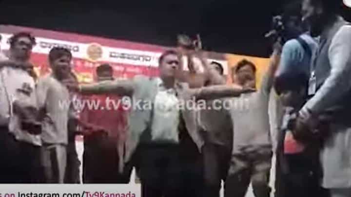 ‘ಟಗರು’ ಚಿತ್ರದ ಹಾಡಿಗೆ ಮೈ ಚಳಿ ಬಿಟ್ಟು ಕುಣಿದರು ಹುಬ್ಬಳ್ಳಿ-ಧಾರವಾಡ ಮಹಾನಗರ ಪಾಲಿಕೆ ಆಯುಕ್ತ ಡಾ ಗೋಪಾಲಕೃಷ್ಣ ‘ಟಗರು’ ಚಿತ್ರದ ಹಾಡಿಗೆ ಮೈ ಚಳಿ ಬಿಟ್ಟು ಕುಣಿದರು ಹುಬ್ಬಳ್ಳಿ-ಧಾರವಾಡ ಮಹಾನಗರ ಪಾಲಿಕೆ ಆಯುಕ್ತ ಡಾ ಗೋಪಾಲಕೃಷ್ಣ