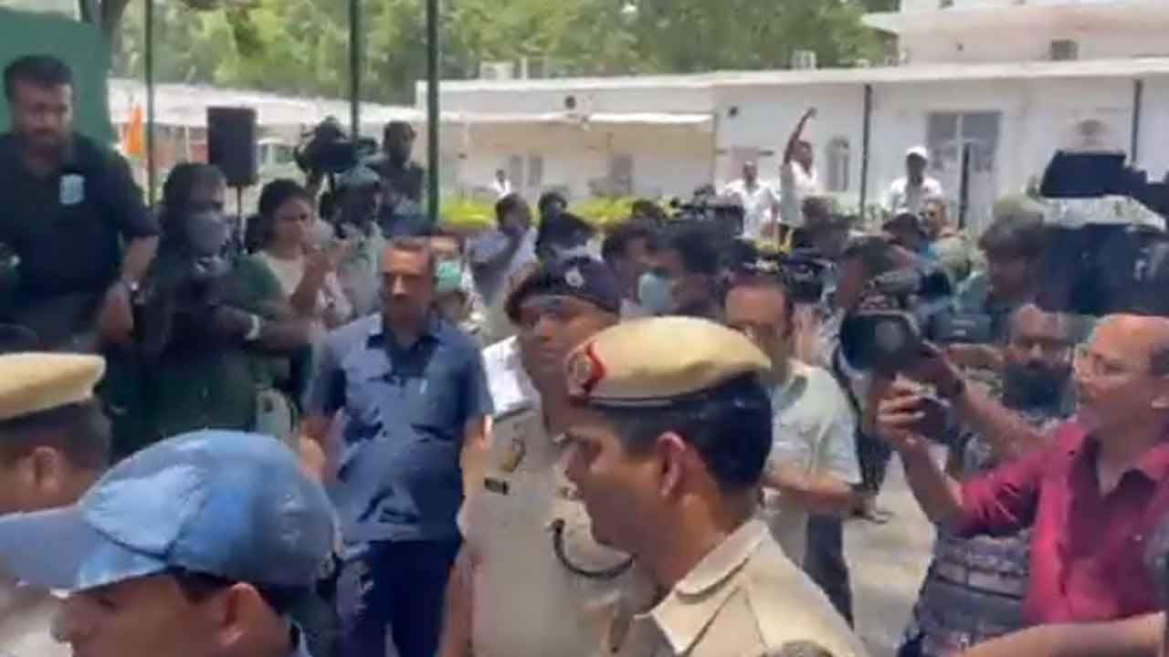 ಕಾಂಗ್ರೆಸ್ ಪ್ರಧಾನ ಕಚೇರಿಯೊಳಗೆ ನುಗ್ಗಿದ ದೆಹಲಿ ಪೊಲೀಸ್; ಮೋದಿ ಸರ್ಕಾರದ ಸೊಕ್ಕು ಮುರಿಯುತ್ತೇವೆ ಎಂದು ಕಾಂಗ್ರೆಸ್ ಟ್ವೀಟ್ ಕಾಂಗ್ರೆಸ್ ಪ್ರಧಾನ ಕಚೇರಿಯೊಳಗೆ ನುಗ್ಗಿದ ದೆಹಲಿ ಪೊಲೀಸ್; ಮೋದಿ ಸರ್ಕಾರದ ಸೊಕ್ಕು ಮುರಿಯುತ್ತೇವೆ ಎಂದು ಕಾಂಗ್ರೆಸ್ ಟ್ವೀಟ್