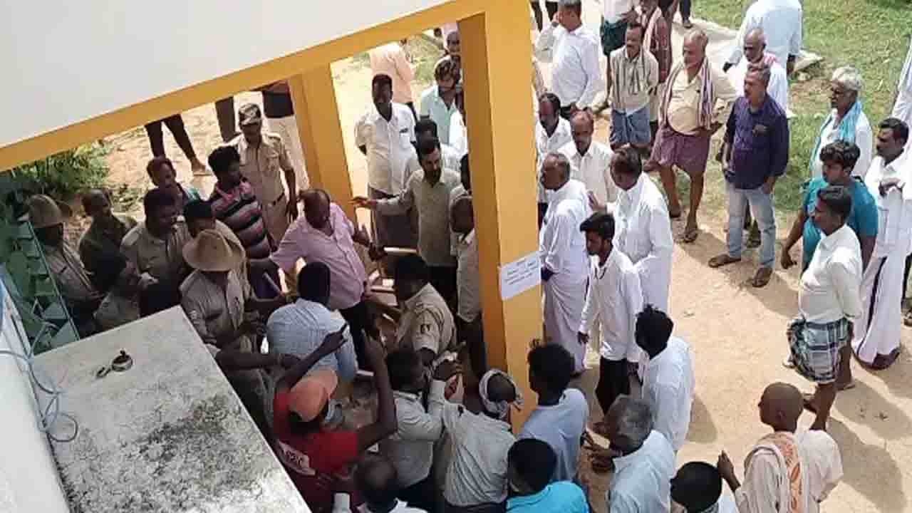 ಬೈರಗಾನಪಲ್ಲಿ ಗ್ರಾಮ ಪಂಚಾಯತಿ ಚುನಾವಣೆಯಲ್ಲಿ ಭಾರಿ ಗಲಾಟೆ; ಜೆಡಿಎಸ್, ಕಾಂಗ್ರೆಸ್ ಕಾರ್ಯಕರ್ತರ ಮಾರಾಮಾರಿ ಬೈರಗಾನಪಲ್ಲಿ ಗ್ರಾಮ ಪಂಚಾಯತಿ ಚುನಾವಣೆಯಲ್ಲಿ ಭಾರಿ ಗಲಾಟೆ; ಜೆಡಿಎಸ್, ಕಾಂಗ್ರೆಸ್ ಕಾರ್ಯಕರ್ತರ ಮಾರಾಮಾರಿ