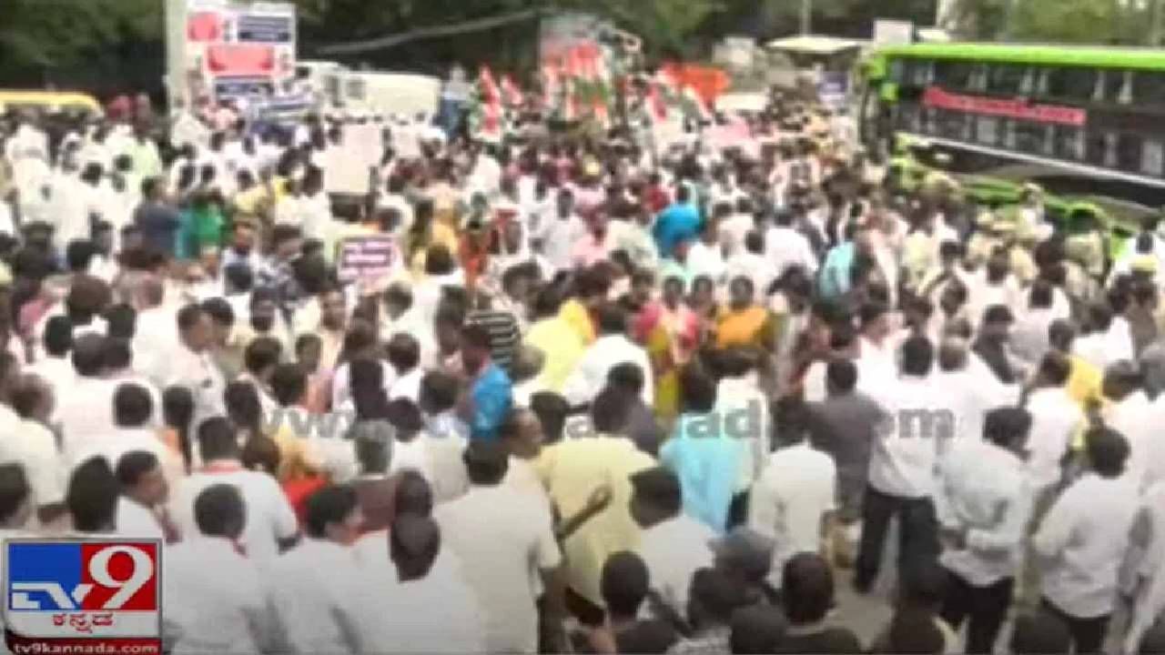 ಬೆಂಗಳೂರಿನಲ್ಲಿ ಕಾಂಗ್ರೆಸ್ ನಾಯಕರ ಪ್ರತಿಭಟನೆ: ಶಾಂತಿನಗರದ ಅಕ್ಕಪಕ್ಕದ ರಸ್ತೆಗಳಲ್ಲಿ ಫುಲ್ ಟ್ರಾಫಿಕ್ ಜಾಮ್ ಬೆಂಗಳೂರಿನಲ್ಲಿ ಕಾಂಗ್ರೆಸ್ ನಾಯಕರ ಪ್ರತಿಭಟನೆ: ಶಾಂತಿನಗರದ ಅಕ್ಕಪಕ್ಕದ ರಸ್ತೆಗಳಲ್ಲಿ ಫುಲ್ ಟ್ರಾಫಿಕ್ ಜಾಮ್