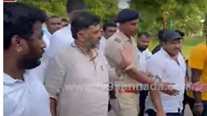 ತುಮಕೂರು ಜೈಲಿಗೆ ತೆರಳಿ ಪಕ್ಷದ ಕಾರ್ಯಕರ್ತರನ್ನು ಶಿವಕುಮಾರ ಮಾತಾಡಿಸಿದರು ತುಮಕೂರು ಜೈಲಿಗೆ ತೆರಳಿ ಪಕ್ಷದ ಕಾರ್ಯಕರ್ತರನ್ನು ಶಿವಕುಮಾರ ಮಾತಾಡಿಸಿದರು