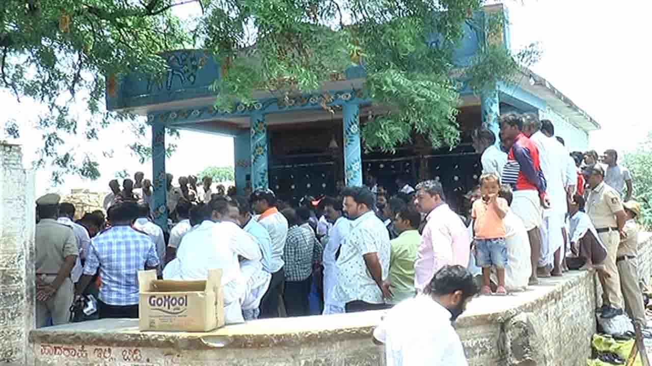 ಸಾಮೂಹಿಕವಾಗಿ ಆಂಜನೇಯ ದೇವಸ್ಥಾನಕ್ಕೆ ಪ್ರವೇಶ ಮಾಡಿದ ದಲಿತರು; ಈ ಬಗ್ಗೆ ಬಾಲ ಬಿಚ್ಚಿದ್ರೆ ಕಾನೂನು ಕ್ರಮ ಕೈಗೊಳ್ಳಲಾಗುವುದೆಂದು ಎಚ್ಚರಿಕೆ ಕೊಟ್ಟ ಶಾಸಕ ರಾಜುಗೌಡ ಸಾಮೂಹಿಕವಾಗಿ ಆಂಜನೇಯ ದೇವಸ್ಥಾನಕ್ಕೆ ಪ್ರವೇಶ ಮಾಡಿದ ದಲಿತರು; ಈ ಬಗ್ಗೆ ಬಾಲ ಬಿಚ್ಚಿದ್ರೆ ಕಾನೂನು ಕ್ರಮ ಕೈಗೊಳ್ಳಲಾಗುವುದೆಂದು ಎಚ್ಚರಿಕೆ ಕೊಟ್ಟ ಶಾಸಕ ರಾಜುಗೌಡ