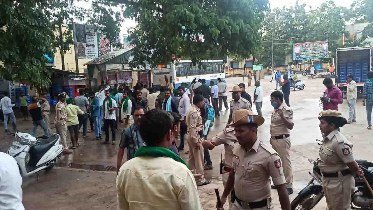 ದೇವನಹಳ್ಳಿಯಲ್ಲಿ ಭುಗಿಲೆದ್ದ ಆಕ್ರೋಶ; ಅಂಗಡಿ ಮುಚ್ಚಿಸಿ, ವಾಹನ ತಡೆದು ರೈತರ ಪಂಜಿನ ಮೆರವಣಿಗೆ ದೇವನಹಳ್ಳಿಯಲ್ಲಿ ಭುಗಿಲೆದ್ದ ಆಕ್ರೋಶ; ಅಂಗಡಿ ಮುಚ್ಚಿಸಿ, ವಾಹನ ತಡೆದು ರೈತರ ಪಂಜಿನ ಮೆರವಣಿಗೆ