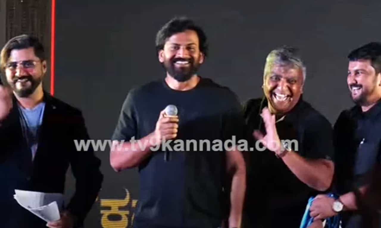 ‘ರಾಜ್ ಕಪ್’ನಲ್ಲಿ ಡಾಲಿ ಧನಂಜಯ ಟೀಂ ಹೇಗಿದೆ ನೋಡಿ; ಅನಾವರಣವಾಯ್ತು ಜೆರ್ಸಿ ‘ರಾಜ್ ಕಪ್’ನಲ್ಲಿ ಡಾಲಿ ಧನಂಜಯ ಟೀಂ ಹೇಗಿದೆ ನೋಡಿ; ಅನಾವರಣವಾಯ್ತು ಜೆರ್ಸಿ