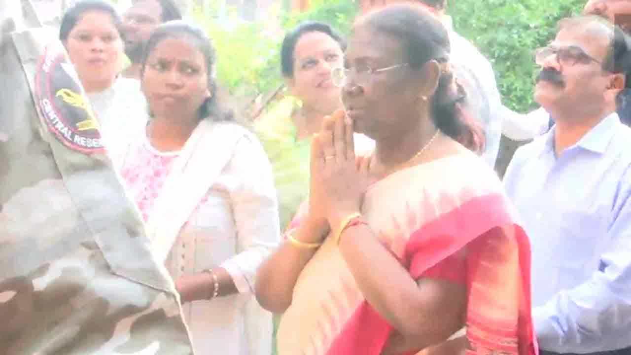 Draupadi Murmu: ಒಡಿಶಾದ ದೇಗುಲದಲ್ಲಿ ಕಸ ಗುಡಿಸಿ, ಪೂಜೆ ಸಲ್ಲಿಸಿದ ಎನ್ಡಿಎ ರಾಷ್ಟ್ರಪತಿ ಅಭ್ಯರ್ಥಿ ದ್ರೌಪದಿ ಮುರ್ಮು Draupadi Murmu: ಒಡಿಶಾದ ದೇಗುಲದಲ್ಲಿ ಕಸ ಗುಡಿಸಿ, ಪೂಜೆ ಸಲ್ಲಿಸಿದ ಎನ್ಡಿಎ ರಾಷ್ಟ್ರಪತಿ ಅಭ್ಯರ್ಥಿ ದ್ರೌಪದಿ ಮುರ್ಮು