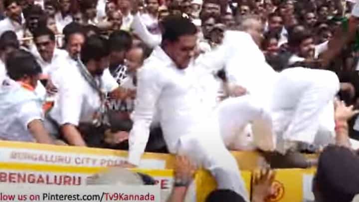 ಈಡಿ ಕಚೇರಿಗೆ ಮುತ್ತಿಗೆ ಹಾಕುವ ಪ್ರಯತ್ನದಲ್ಲಿ ಬ್ಯಾರಿಕೇಡ್ ಮೇಲಿಂದ ಜಾರಿ ಬಿದ್ದರು ಕಾಂಗ್ರೆಸ್ ನಾಯಕರು ಈಡಿ ಕಚೇರಿಗೆ ಮುತ್ತಿಗೆ ಹಾಕುವ ಪ್ರಯತ್ನದಲ್ಲಿ ಬ್ಯಾರಿಕೇಡ್ ಮೇಲಿಂದ ಜಾರಿ ಬಿದ್ದರು ಕಾಂಗ್ರೆಸ್ ನಾಯಕರು