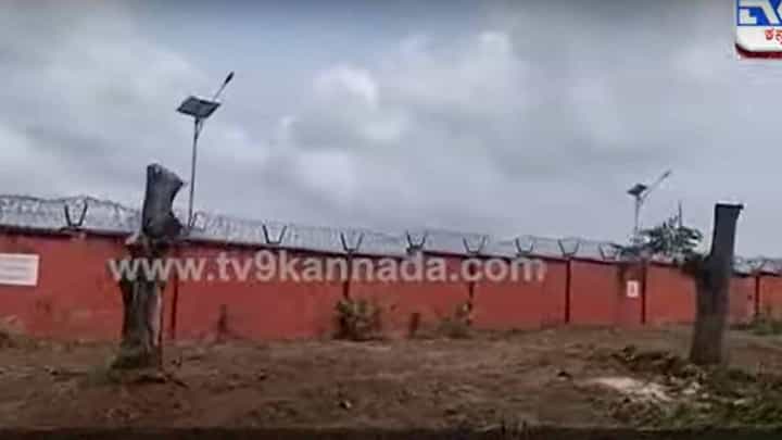 ಪ್ರಧಾನಿಗಳ ಆಗಮನದ ಹಿನ್ನೆಲೆ ಮೈಸೂರು ವಿಮಾನ ನಿಲ್ದಾಣ ರಸ್ತೆಯಲ್ಲಿರುವ ಮರಗಳನ್ನು ಕಡಿದಿರುವುದಕ್ಕೆ ಪರಿಸರ ಪ್ರೇಮಿಗಳ ಆಕ್ರೋಷ ಪ್ರಧಾನಿಗಳ ಆಗಮನದ ಹಿನ್ನೆಲೆ ಮೈಸೂರು ವಿಮಾನ ನಿಲ್ದಾಣ ರಸ್ತೆಯಲ್ಲಿರುವ ಮರಗಳನ್ನು ಕಡಿದಿರುವುದಕ್ಕೆ ಪರಿಸರ ಪ್ರೇಮಿಗಳ ಆಕ್ರೋಷ