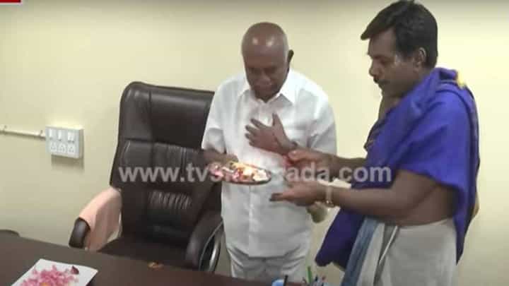 ಮೈಸೂರು ಕಾಡಾ ಕಚೇರಿ ಆವರಣದಲ್ಲಿ ಹೊಸ ಕಚೇರಿ ಮಾಡಿಕೊಂಡು ಪೂಜೆ ನೆರವೇರಿಸಿದರು ಪರಿಷತ್ ಸದಸ್ಯ ಹೆಚ್ ವಿಶ್ವನಾಥ ಮೈಸೂರು ಕಾಡಾ ಕಚೇರಿ ಆವರಣದಲ್ಲಿ ಹೊಸ ಕಚೇರಿ ಮಾಡಿಕೊಂಡು ಪೂಜೆ ನೆರವೇರಿಸಿದರು ಪರಿಷತ್ ಸದಸ್ಯ ಹೆಚ್ ವಿಶ್ವನಾಥ