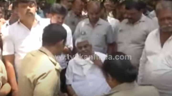 ‘ರೀ ಯಾವನ್ರೀ ಅವನು ಡಿವೈಎಸ್ಪಿ, ಕರೀರಿ ಅವ್ನನ್ನ ಇಲ್ಲಿ’ ಎಂದು ಆರ್ಭಟಿಸಿದರು ಜೆಡಿ(ಎಸ್) ಶಾಸಕ ಹೆಚ್ ಡಿ ರೇವಣ್ಣ!! ‘ರೀ ಯಾವನ್ರೀ ಅವನು ಡಿವೈಎಸ್ಪಿ, ಕರೀರಿ ಅವ್ನನ್ನ ಇಲ್ಲಿ’ ಎಂದು ಆರ್ಭಟಿಸಿದರು ಜೆಡಿ(ಎಸ್) ಶಾಸಕ ಹೆಚ್ ಡಿ ರೇವಣ್ಣ!!
