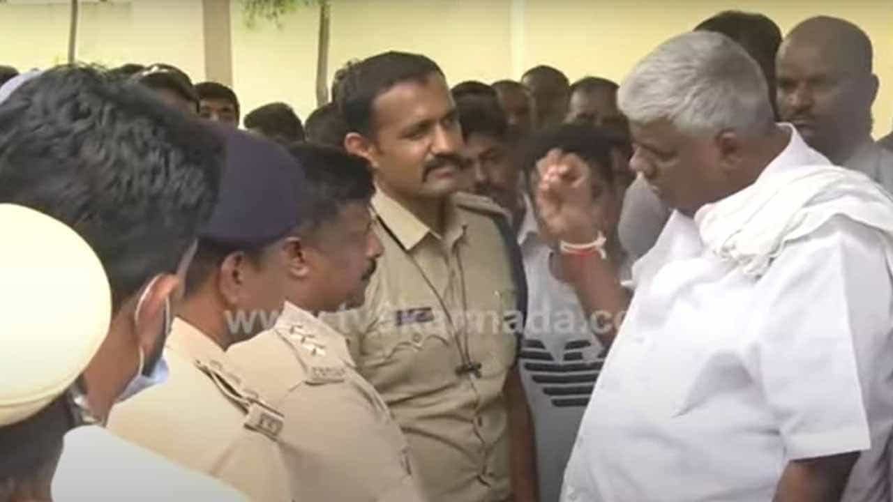 ಹಾಸನ ನಗರ ಸಭಾ ಸದಸ್ಯನ ಕೊಲೆ: ಸಿಪಿಐಯನ್ನು ವಜಾ ಮಾಡಿದ ನಂತರವೇ ಮರಣೋತ್ತರ ಪರೀಕ್ಷೆಗೆ ಅವಕಾಶ ಎಂದರು ಹೆಚ್ ಡಿ ರೇವಣ್ಣ ಹಾಸನ ನಗರ ಸಭಾ ಸದಸ್ಯನ ಕೊಲೆ: ಸಿಪಿಐಯನ್ನು ವಜಾ ಮಾಡಿದ ನಂತರವೇ ಮರಣೋತ್ತರ ಪರೀಕ್ಷೆಗೆ ಅವಕಾಶ ಎಂದರು ಹೆಚ್ ಡಿ ರೇವಣ್ಣ