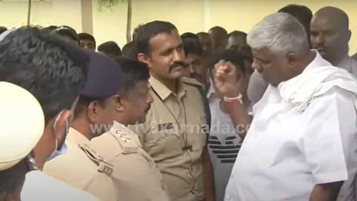 ಹಾಸನ ನಗರ ಸಭಾ ಸದಸ್ಯನ ಕೊಲೆ: ಸಿಪಿಐಯನ್ನು ವಜಾ ಮಾಡಿದ ನಂತರವೇ ಮರಣೋತ್ತರ ಪರೀಕ್ಷೆಗೆ ಅವಕಾಶ ಎಂದರು ಹೆಚ್ ಡಿ ರೇವಣ್ಣ ಹಾಸನ ನಗರ ಸಭಾ ಸದಸ್ಯನ ಕೊಲೆ: ಸಿಪಿಐಯನ್ನು ವಜಾ ಮಾಡಿದ ನಂತರವೇ ಮರಣೋತ್ತರ ಪರೀಕ್ಷೆಗೆ ಅವಕಾಶ ಎಂದರು ಹೆಚ್ ಡಿ ರೇವಣ್ಣ