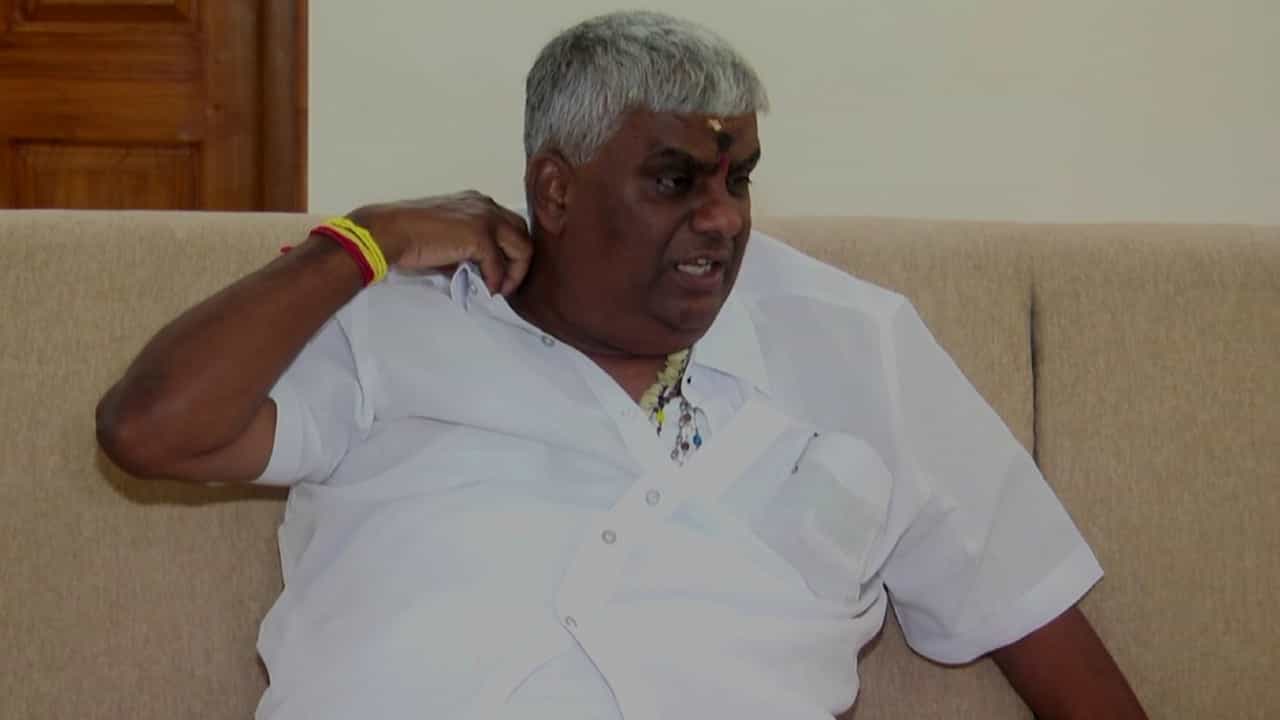 HD Revanna: ಶಾಲೆ ಶುರುವಾಗಿ 3 ತಿಂಗಳಾಯ್ತು, ಬೆಳಗ್ಗೆ ಎದ್ರೆ ಬರೀ ರೋಹಿತ್ ಚಕ್ರತೀರ್ಥ ಅಂತಾವ್ರೆ! ಅವರು ಯಾರಿಗೆ ತೀರ್ಥ ಬಿಡ್ತಾವ್ರೋ!? ಹೆಚ್ ಡಿ ರೇವಣ್ಣ ಲೇವಡಿ HD Revanna: ಶಾಲೆ ಶುರುವಾಗಿ 3 ತಿಂಗಳಾಯ್ತು, ಬೆಳಗ್ಗೆ ಎದ್ರೆ ಬರೀ ರೋಹಿತ್ ಚಕ್ರತೀರ್ಥ ಅಂತಾವ್ರೆ! ಅವರು ಯಾರಿಗೆ ತೀರ್ಥ ಬಿಡ್ತಾವ್ರೋ!? ಹೆಚ್ ಡಿ ರೇವಣ್ಣ ಲೇವಡಿ