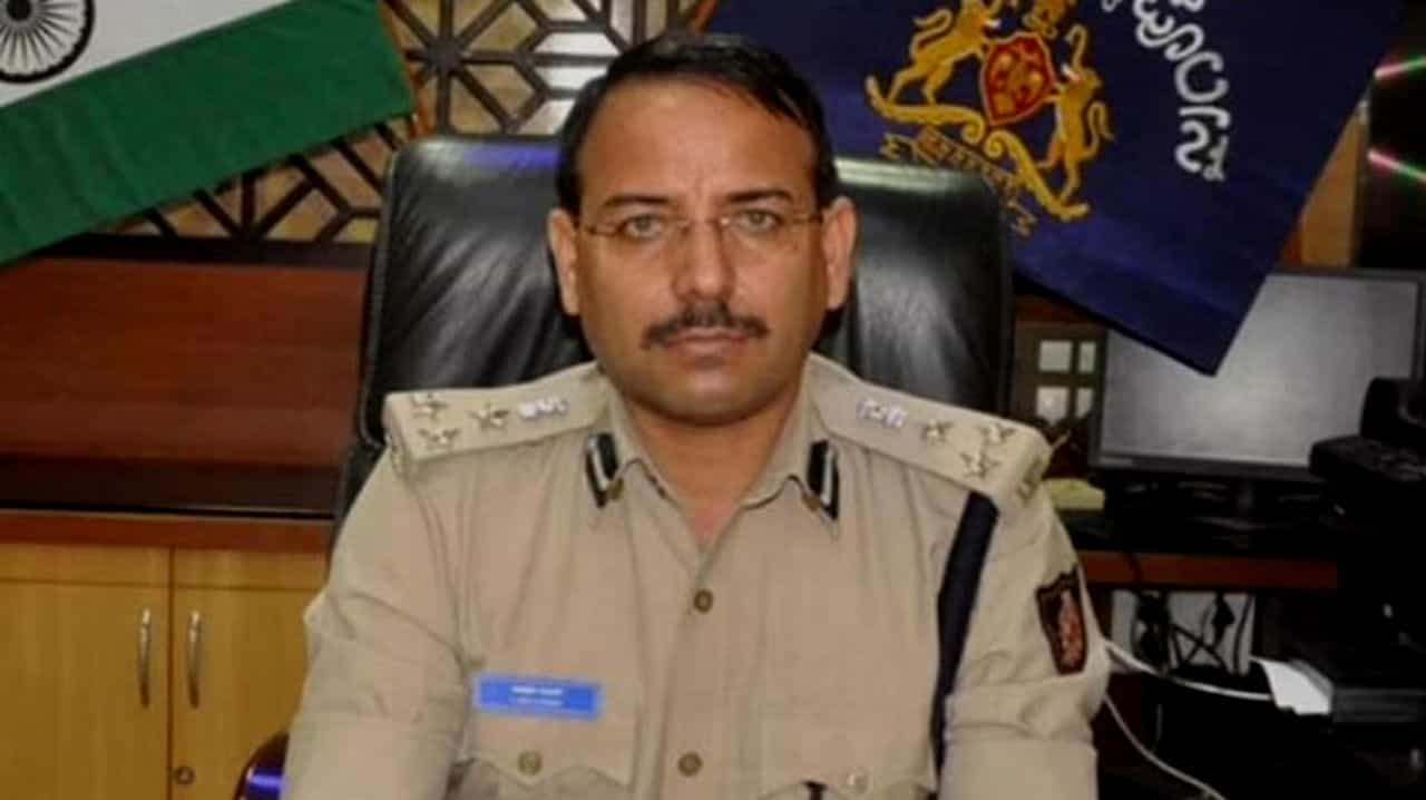 ಹಿಂದೂ ಪರ ಸಂಘಟನೆ ಕಾರ್ಯಕರ್ತನ ಮೇಲೆ ಹಲ್ಲೆ ಪ್ರಕರಣ: ವಿದ್ಯಾನಗರ ಇನ್ಸ್ಪೆಕ್ಟರ್ ವರ್ಗಾವಣೆ ಹಿಂದೂ ಪರ ಸಂಘಟನೆ ಕಾರ್ಯಕರ್ತನ ಮೇಲೆ ಹಲ್ಲೆ ಪ್ರಕರಣ: ವಿದ್ಯಾನಗರ ಇನ್ಸ್ಪೆಕ್ಟರ್ ವರ್ಗಾವಣೆ