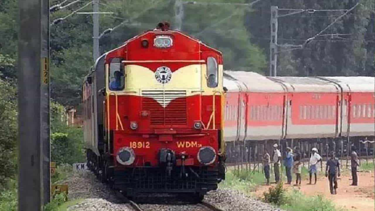 ಆಗಸ್ಟ್ ಮೊದಲ ವಾರದಲ್ಲಿ ರಾಜ್ಯದ ಮೊದಲ ‘ಭಾರತ್ ಗೌರವ್ ರೈಲು ಯಾತ್ರೆ ಪ್ರಾರಂಭ ಆಗಸ್ಟ್ ಮೊದಲ ವಾರದಲ್ಲಿ ರಾಜ್ಯದ ಮೊದಲ ‘ಭಾರತ್ ಗೌರವ್ ರೈಲು ಯಾತ್ರೆ ಪ್ರಾರಂಭ