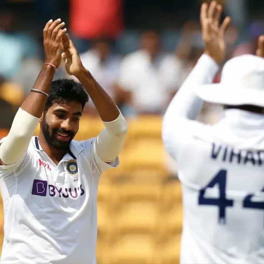 ಭಾರತ ತಂಡ ಶುಕ್ರವಾರ ಇಂಗ್ಲೆಂಡ್ ವಿರುದ್ಧದ ಟೆಸ್ಟ್ ಪಂದ್ಯವನ್ನು ಆಡಲಿದ್ದು, ತಂಡದ ನಾಯಕತ್ವ ಟೀಂ ಇಂಡಿಯಾದ ವೇಗದ ಬೌಲರ್ ಜಸ್ಪ್ರೀತ್ ಬುಮ್ರಾ ಕೈಯಲ್ಲಿದೆ. ಅಭ್ಯಾಸ ಪಂದ್ಯದ ವೇಳೆ ತಂಡದ ನಾಯಕ ರೋಹಿತ್ ಶರ್ಮಾಗೆ ಕೊರೊನಾ ಪಾಸಿಟಿವ್ ಕಂಡುಬಂದಿದ್ದರಿಂದ ಬುಮ್ರಾಗೆ ನಾಯಕತ್ವ ನೀಡಲಾಗಿದೆ.