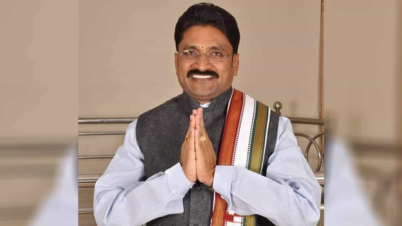 ತಮ್ಮ ತಾಯಿಗೆ ಸರ್ಕಾರಿ ಭೂಮಿ ಮಂಜೂರು; ಬಂಗಾರಪೇಟೆ ಶಾಸಕ ಎಸ್ಎನ್ ನಾರಾಯಣಸ್ವಾಮಿ ವಿರುದ್ಧ ಆರೋಪ ತಮ್ಮ ತಾಯಿಗೆ ಸರ್ಕಾರಿ ಭೂಮಿ ಮಂಜೂರು; ಬಂಗಾರಪೇಟೆ ಶಾಸಕ ಎಸ್ಎನ್ ನಾರಾಯಣಸ್ವಾಮಿ ವಿರುದ್ಧ ಆರೋಪ