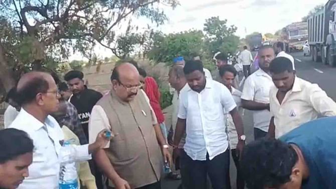 ಅಪಘಾತಕ್ಕೀಡಾದ ಮಹಿಳೆಯನ್ನು ಆಸ್ಪತ್ರೆಗೆ ದಾಖಲಿಸಿ, ಖರ್ಚು ವೆಚ್ಚ ಭರಿಸಿ ಮಾನವೀಯತೆ ಮೆರೆದ ಸಂಸದ ಉಮೇಶ್ ಜಾಧವ್ ಅಪಘಾತಕ್ಕೀಡಾದ ಮಹಿಳೆಯನ್ನು ಆಸ್ಪತ್ರೆಗೆ ದಾಖಲಿಸಿ, ಖರ್ಚು ವೆಚ್ಚ ಭರಿಸಿ ಮಾನವೀಯತೆ ಮೆರೆದ ಸಂಸದ ಉಮೇಶ್ ಜಾಧವ್