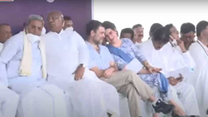 ದೆಹಲಿ: ಕಾಂಗ್ರೆಸ್ ಪ್ರತಿಭಟನೆ ಸಭೆಯಲ್ಲಿ ಸಿದ್ದರಾಮಯ್ಯ ವೇದಿಕೆ ಮೇಲೆ ಮೌನ ವಹಿಸಿದ್ದರೆ ಖರ್ಗೆ ನೀರಿನ ಬಾಟಲಿಗಾಗಿ ತಡಕಾಡುತ್ತಿದ್ದರು! ದೆಹಲಿ: ಕಾಂಗ್ರೆಸ್ ಪ್ರತಿಭಟನೆ ಸಭೆಯಲ್ಲಿ ಸಿದ್ದರಾಮಯ್ಯ ವೇದಿಕೆ ಮೇಲೆ ಮೌನ ವಹಿಸಿದ್ದರೆ ಖರ್ಗೆ ನೀರಿನ ಬಾಟಲಿಗಾಗಿ ತಡಕಾಡುತ್ತಿದ್ದರು!