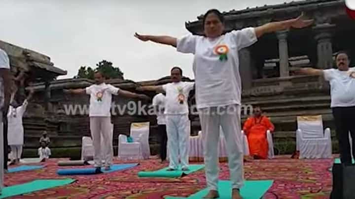International Yoga Day: ಕೇಂದ್ರ ಸಚಿವೆ ಶೋಭಾ ಕರಂದ್ಲಾಜೆ ಹಳೇಬೀಡಿನಲ್ಲಿ ಅಯೋಜಿಸಲಾದ ಯೋಗ ಕಾರ್ಯಕ್ರಮದಲ್ಲಿ ಭಾಗಿಯಾದರು International Yoga Day: ಕೇಂದ್ರ ಸಚಿವೆ ಶೋಭಾ ಕರಂದ್ಲಾಜೆ ಹಳೇಬೀಡಿನಲ್ಲಿ ಅಯೋಜಿಸಲಾದ ಯೋಗ ಕಾರ್ಯಕ್ರಮದಲ್ಲಿ ಭಾಗಿಯಾದರು