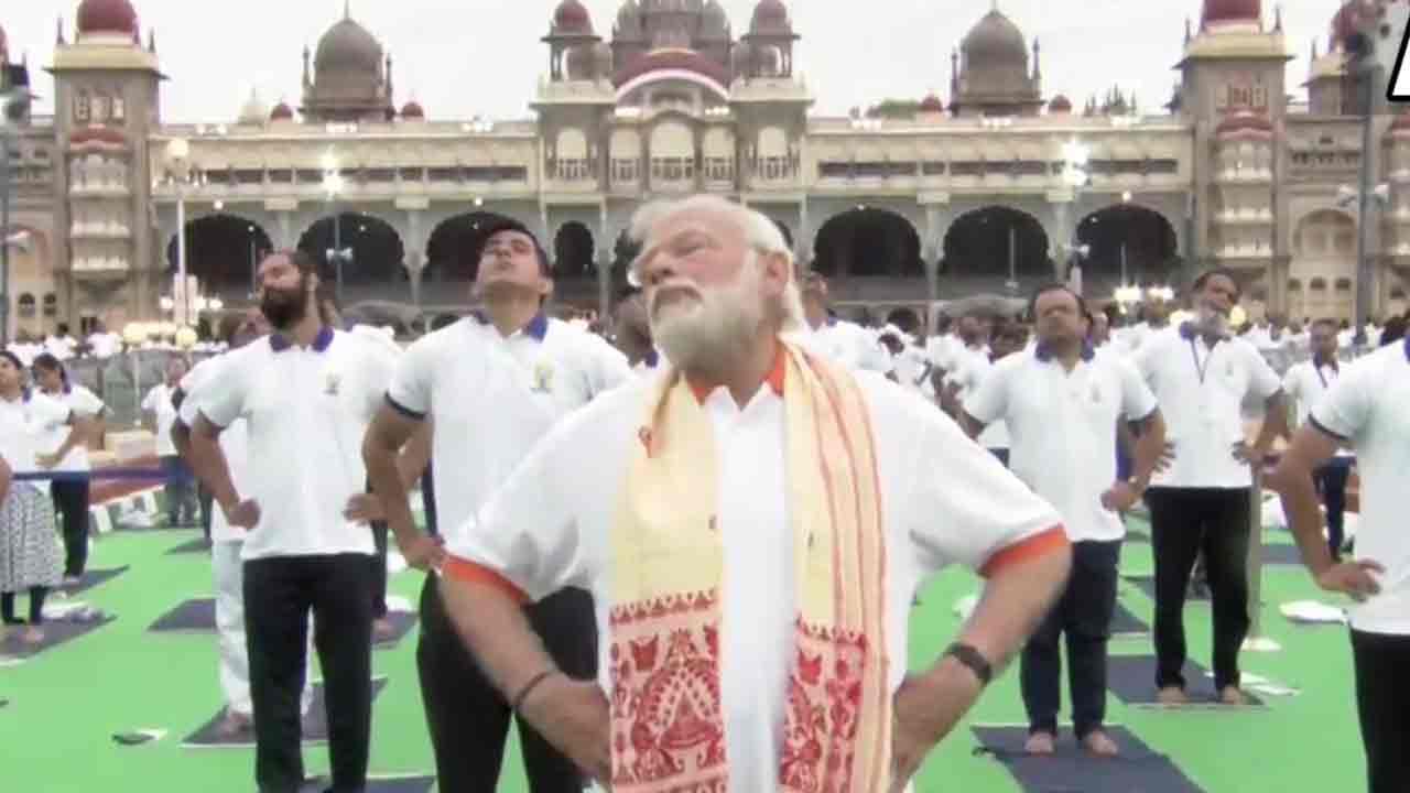 International Yoga Day 2022 Live: ಮೈಸೂರಿನಲ್ಲಿ ಪ್ರಧಾನಿ ನರೇಂದ್ರ ಮೋದಿ ಯೋಗಾಭ್ಯಾಸ, ಕರ್ನಾಟಕದ ವಿವಿಧೆಡೆ ವಿಶೇಷ ಕಾರ್ಯಕ್ರಮ International Yoga Day 2022 Live: ಮೈಸೂರಿನಲ್ಲಿ ಪ್ರಧಾನಿ ನರೇಂದ್ರ ಮೋದಿ ಯೋಗಾಭ್ಯಾಸ, ಕರ್ನಾಟಕದ ವಿವಿಧೆಡೆ ವಿಶೇಷ ಕಾರ್ಯಕ್ರಮ