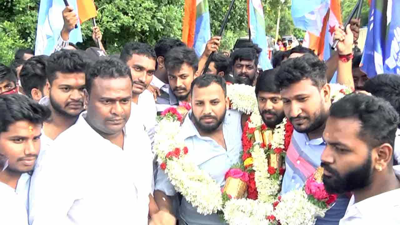 ದೇಶಕ್ಕಾಗಿ ಹೋರಾಡಿ ಜೈಲಿಗೆ ಹೋದ ಬಗ್ಗೆ ಖುಷಿಯಿದೆ: ಎನ್ಎಸ್ಯುಐ ನಾಯಕ ಕೀರ್ತಿ ಗಣೇಶ್ ದೇಶಕ್ಕಾಗಿ ಹೋರಾಡಿ ಜೈಲಿಗೆ ಹೋದ ಬಗ್ಗೆ ಖುಷಿಯಿದೆ: ಎನ್ಎಸ್ಯುಐ ನಾಯಕ ಕೀರ್ತಿ ಗಣೇಶ್