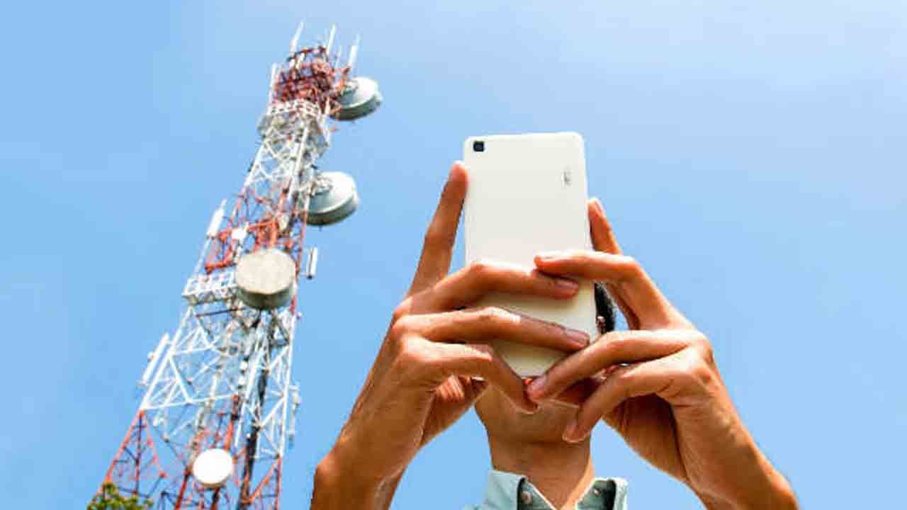 Signal Problem: ನೀವಿರುವ ಜಾಗದಲ್ಲಿ ಸರಿಯಾಗಿ ನೆಟ್ವರ್ಕ್ ಸಿಗುತ್ತಿಲ್ವಾ?: ಇಲ್ಲಿದೆ ಸಿಂಪಲ್ ಈ ಟ್ರಿಕ್ Signal Problem: ನೀವಿರುವ ಜಾಗದಲ್ಲಿ ಸರಿಯಾಗಿ ನೆಟ್ವರ್ಕ್ ಸಿಗುತ್ತಿಲ್ವಾ?: ಇಲ್ಲಿದೆ ಸಿಂಪಲ್ ಈ ಟ್ರಿಕ್