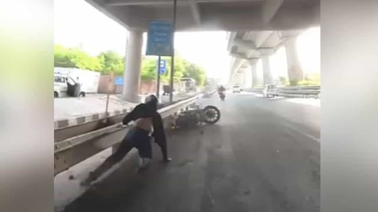 Viral Video: ಬೈಕ್ ಸವಾರನೊಂದಿಗೆ ಜಗಳವಾಡಿ, ನಡುರಸ್ತೆಯಲ್ಲಿ ಡಿಕ್ಕಿ ಹೊಡೆದ ಸ್ಕಾರ್ಪಿಯೋ ಚಾಲಕ; ಮೈ ಜುಮ್ಮೆನಿಸುವ ವಿಡಿಯೋ ಇಲ್ಲಿದೆ Viral Video: ಬೈಕ್ ಸವಾರನೊಂದಿಗೆ ಜಗಳವಾಡಿ, ನಡುರಸ್ತೆಯಲ್ಲಿ ಡಿಕ್ಕಿ ಹೊಡೆದ ಸ್ಕಾರ್ಪಿಯೋ ಚಾಲಕ; ಮೈ ಜುಮ್ಮೆನಿಸುವ ವಿಡಿಯೋ ಇಲ್ಲಿದೆ